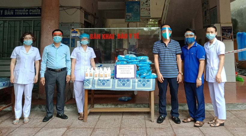 Trao 740 bộ quần áo bảo hộ đến các cơ sở y tế tại Hà Tĩnh