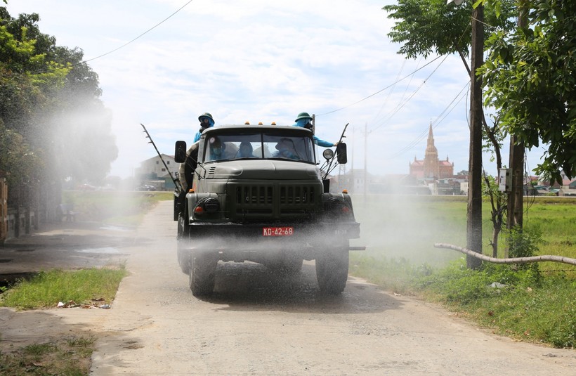 Hà Tĩnh: Lực lượng Quân khu 4 phun khử khuẩn khu vực phong tỏa