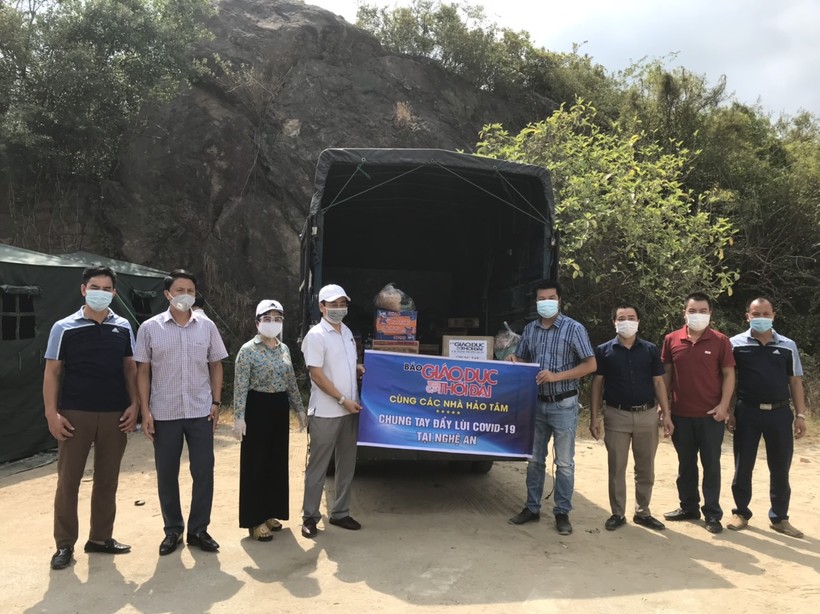 Báo GD&TĐ trao gần 200 phần quà đến người dân vùng dịch Nghệ An - Hà Tĩnh