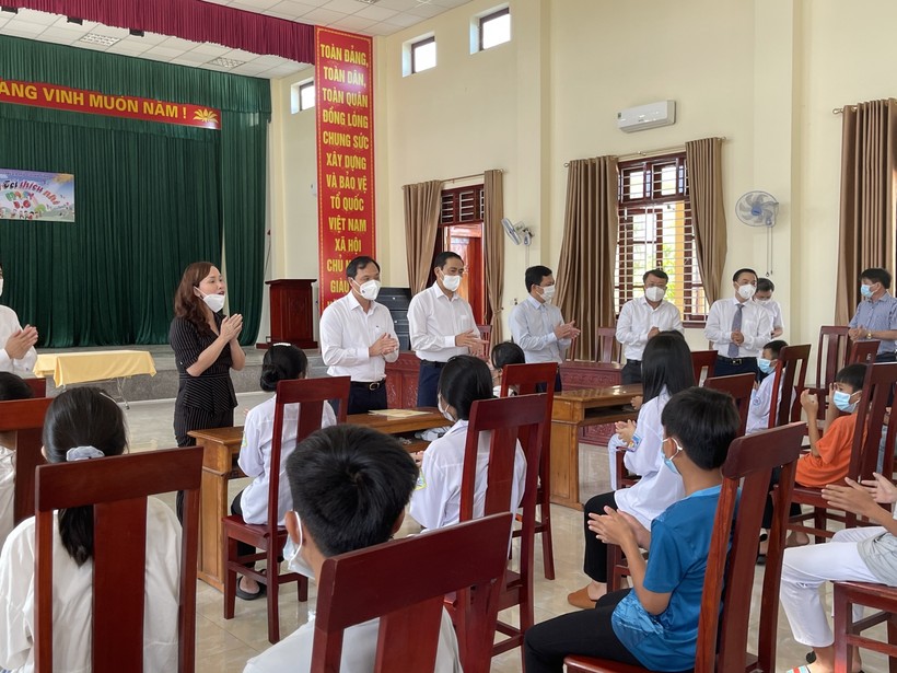 Hà Tĩnh: Lãnh đạo tỉnh tặng quà học sinh tại làng trẻ SOS nhân dịp khai giảng năm học mới