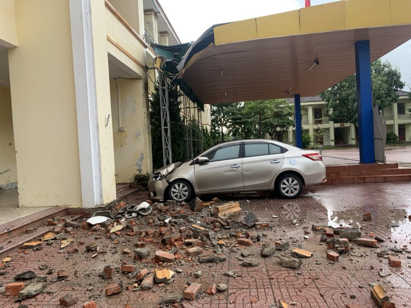 Mưa lớn kèm gió lốc đã làm một phần mái nhà học tại trường THPT Nguyễn Thị Minh Khai bị tốc đổ.