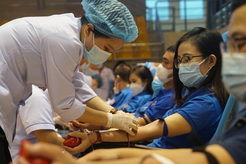 Khoảng 1.000 đoàn viên thanh niên tình nguyện Hà Tĩnh đa tình nguyện đăng ý hiến máu.