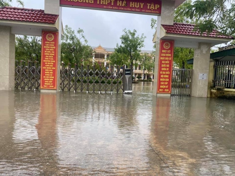 Trường THPT Hà Huy Tập ngập sâu (Ảnh Anh Tú)