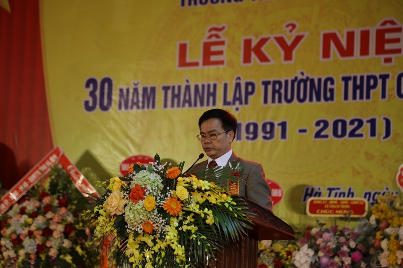 Ông Nguyễn Công Hoàn, Hiệu trưởng trường THPT Chuyên Hà Tĩnh đọc diễn văn Kỷ niệm 30 năm thành lập trường.