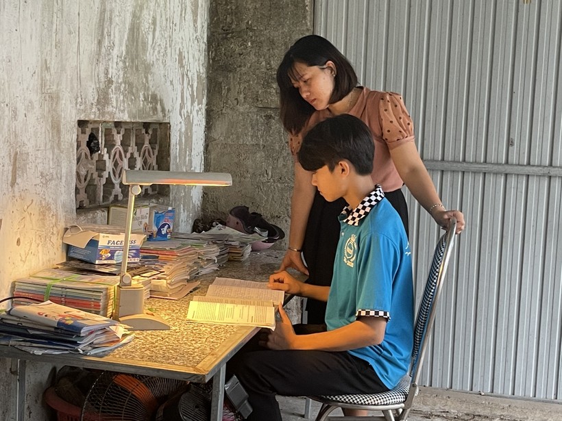 Giáo viên Trường THPT Nguyễn Đình Liễn phụ đạo miễn phí cho nhiều học sinh có hoàn cảnh khó khăn.