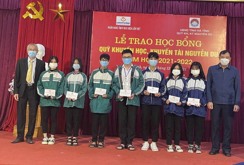 Hà Tĩnh: Trao học bổng cho 300 học sinh có hoàn cảnh khó khăn