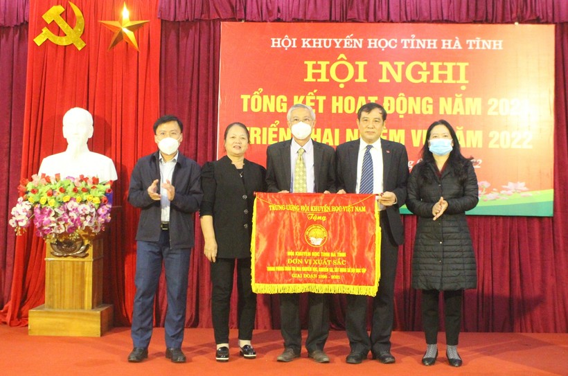 Hội Khuyến học Hà Tĩnh đón nhận cờ Thi đua Xuất sắc của T.Ư Hội Khuyến học Việt Nam