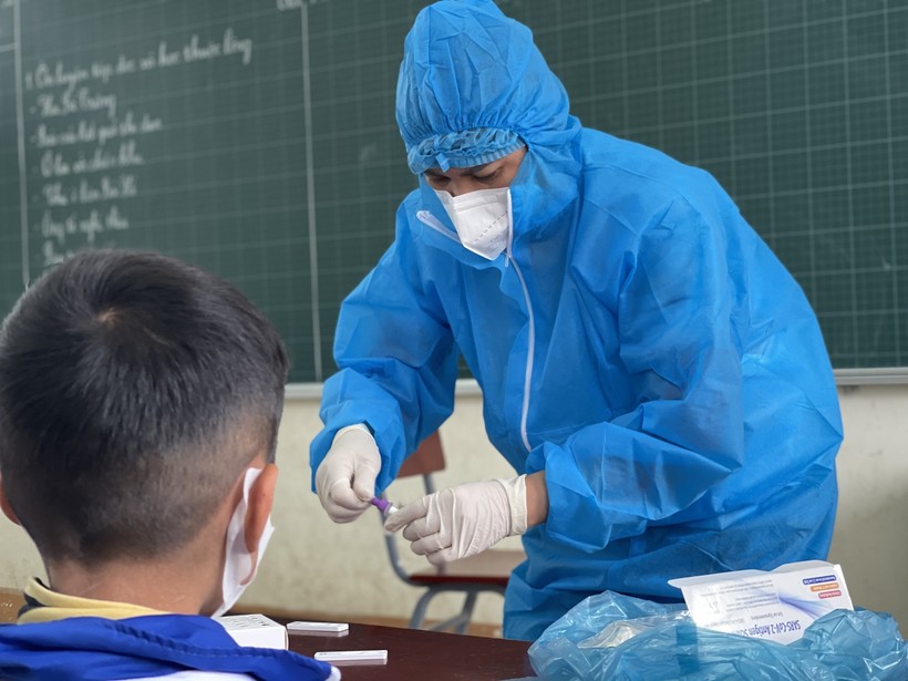 Ngành Giáo dục Hà Tĩnh phối hợp với ngành Y tế lấy mẫu xét nghiệm học sinh và giáo viên sau khi trở lại trường.