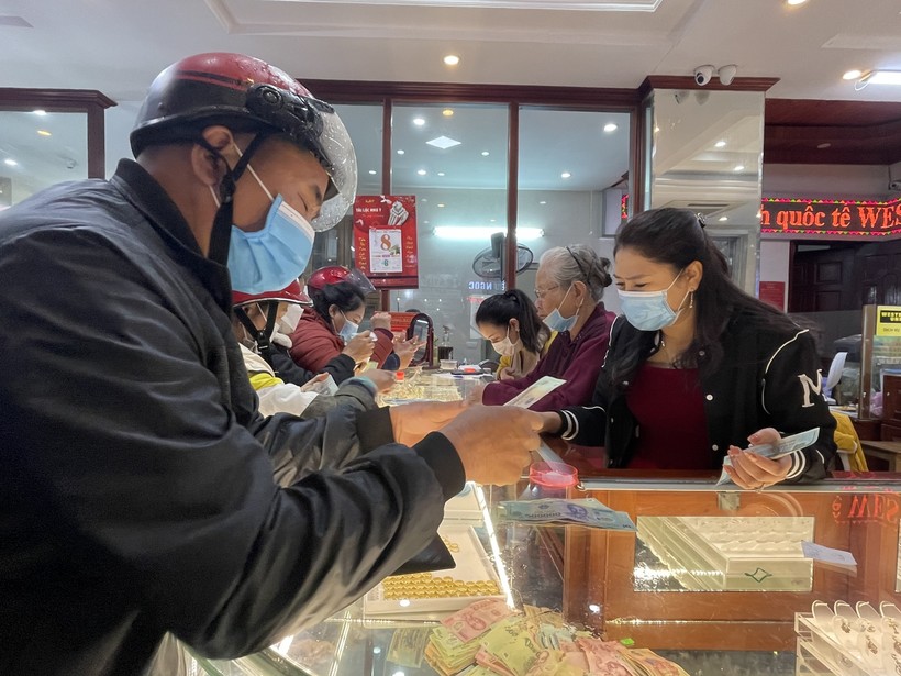 Hà Tĩnh: Lo ngại dịch bệnh, người dân mua vàng online lấy may ngày vía Thần Tài