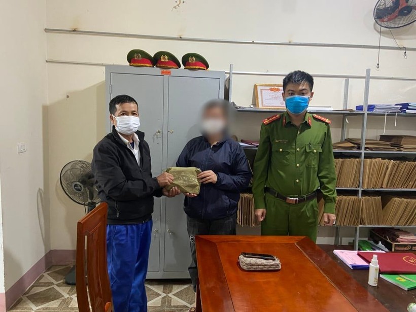 Cơ quan chức năng cùng ông Nguyễn Huy Tý bàn giao số tài sản cho người bị mất.