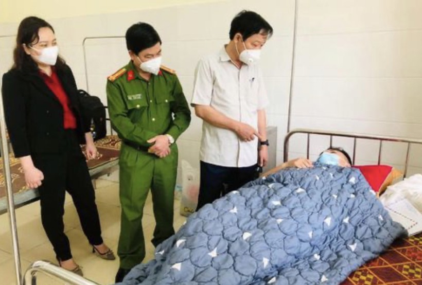 Chủ tịch UBND huyện Hương Khê cùng Trưởng công an huyện Hương Khê thăm hỏi sức khoẻ của trung uý Tuấn Anh tại bệnh viện.