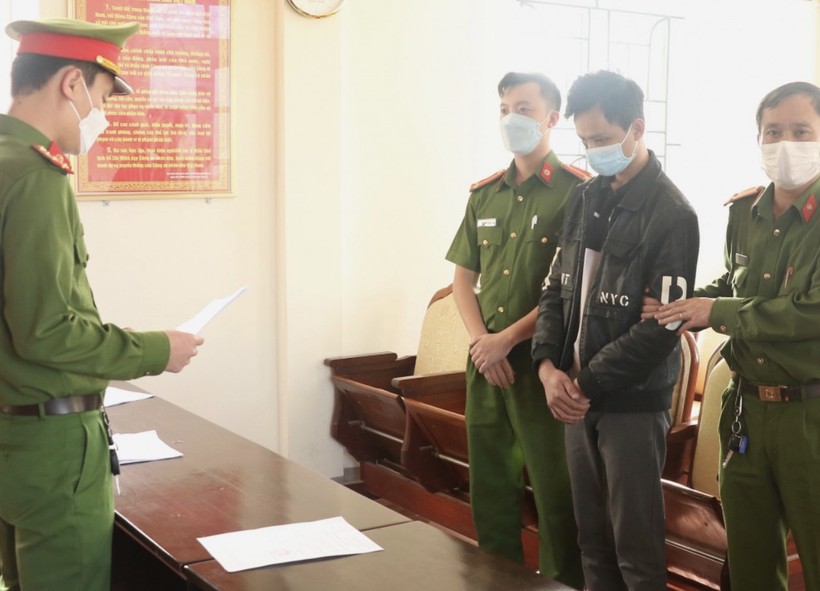 Cơ quan Công an tống đạt quyết định khởi tố vụ án, khởi tố bị can và bắt tạm giam đối với Phạm Văn Tuấn. (Ảnh CA Hà Tĩnh).