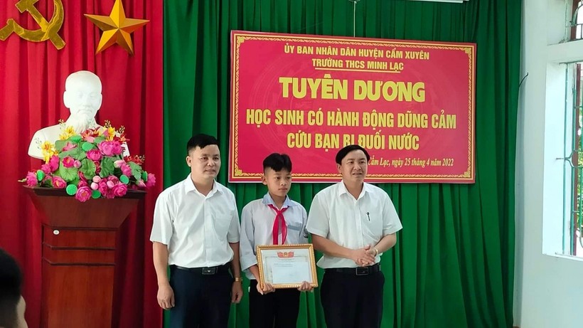 Ban giám hiệu Trường THCS Minh Lạc tổ chức tuyên dương và khen thưởng em Nguyễn Văn Dương vì đã có hành động dũng cảm cứu người.