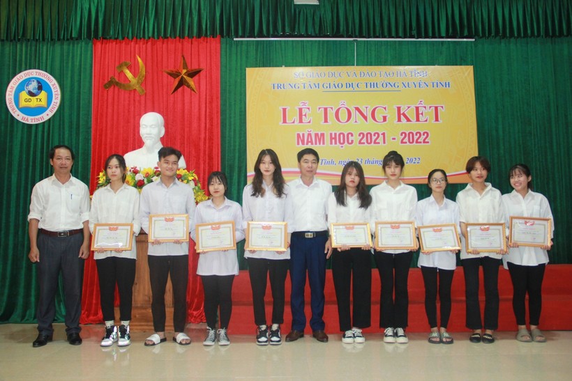 Hà Tĩnh: Trung tâm Giáo dục Thường xuyên trao thưởng cho học sinh đạt thành tích cao