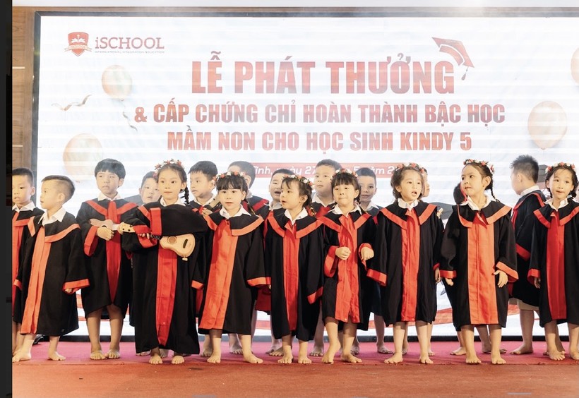 Trường iSchool Hà Tĩnh trao chứng chỉ hoàn thành bậc học Mầm non cho trẻ 5 tuổi