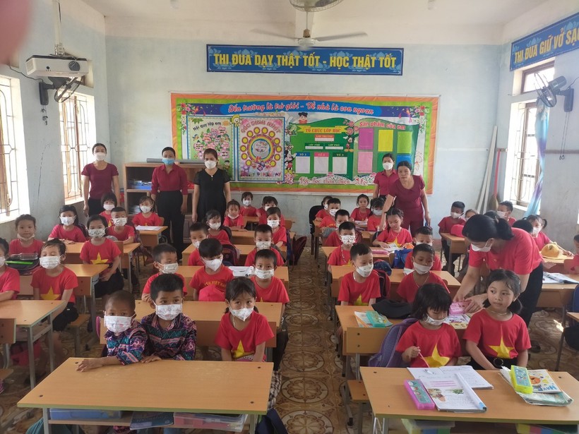 Đến thời điểm này, trường Mầm non Hương Liên đã hoàn thành chương trình mẫu giáo cho 49 trẻ 5 tuổi, sẵn sàng vào lớp Một. 