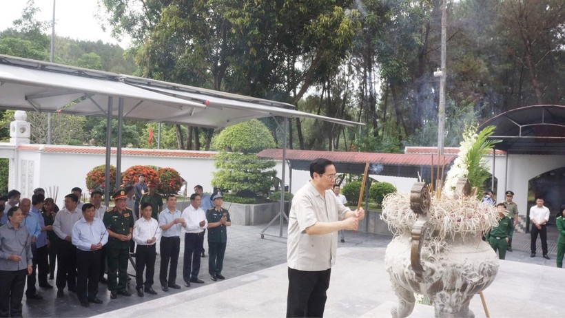 Thủ tướng Phạm Minh Chính dâng hương, hoa tại khu mộ 10 nữ Anh hùng liệt sỹ TNXP đã anh dũng hy sinh tại Ngã ba Đồng Lộc trong kháng chiến chống Mỹ, cứu nước. 