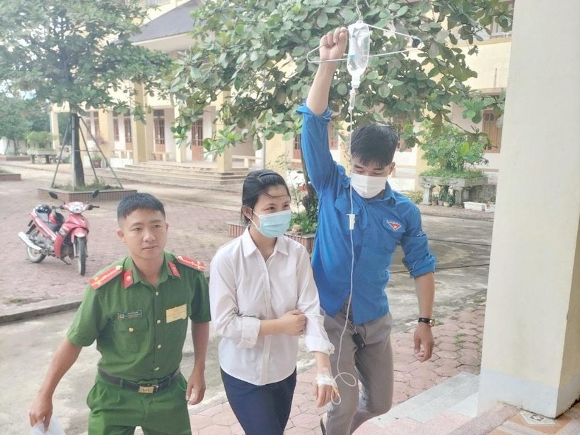 Thí sinh Hồng Nhung được tình nguyện viên và công an hỗ trợ đến điểm thi.