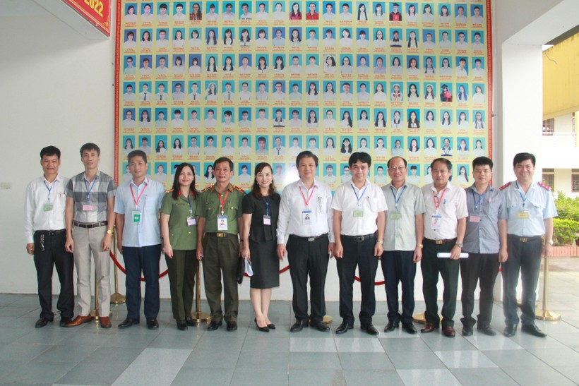 Thứ trưởng Nguyễn Hữu Độ cùng đoàn công tác kiểm tra công tác chấm thi tại Hà Tĩnh.