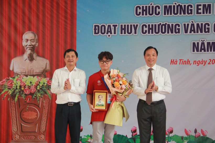 Lãnh đạo tỉnh Hà Tĩnh tặng hoa chúc mừng em Phan Xuân Hành, HCV Olympic Hóa quốc tế.