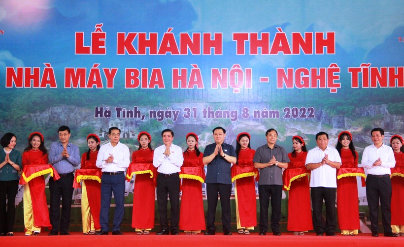 Chủ tịch Quốc hội Vương Đình Huệ cùng các đại biểu cắt bằng khánh thành nhà máy bia Hà Nội - Nghệ Tĩnh.