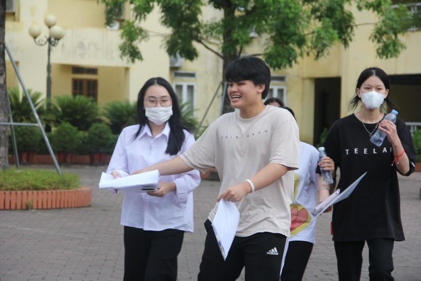 Thí sinh trường THPT Chuyên Hà Tĩnh phấn khởi hoàn thành bài thi tổ hợp.