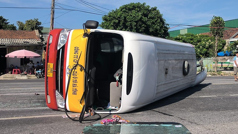 Chiếc xe buýt bị lật nghiêng sau vụ va chạm.