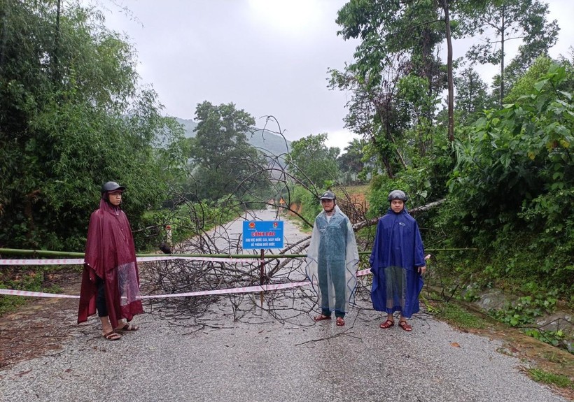 Mưa lớn gây ngập nhiều tuyến đường miền núi Hà Tĩnh.