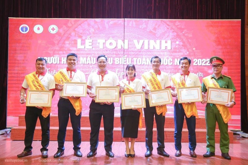 Thầy Nam vừa đón nhận Bằng khen TƯ Hội Chữ thập đỏ Việt Nam về thành tích hiến máu tình nguyện.
