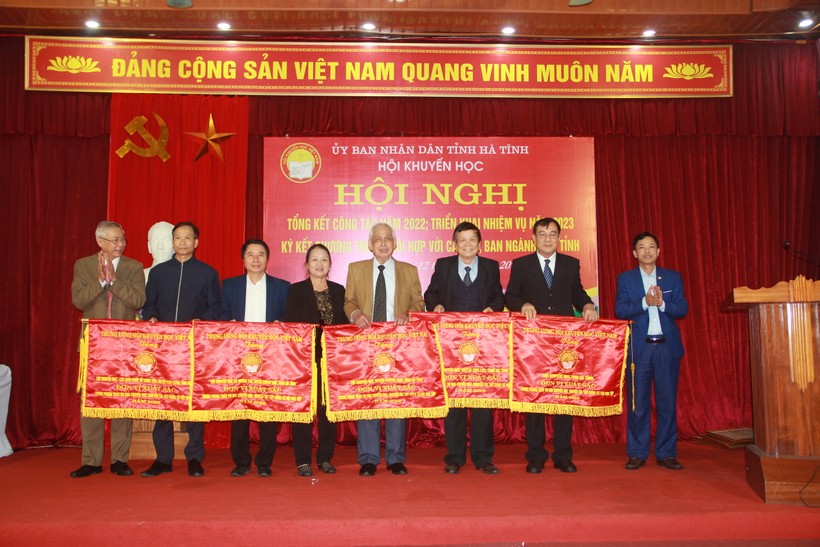 Trao Cờ thi đua xuất sắc của Trung ương Hội Khuyến học Việt Nam cho 5 tập thể xuất sắc.