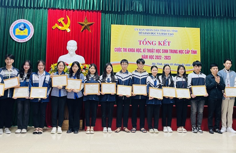 Trao giải cuộc thi Cuộc thi KHKT học sinh trung học Hà Tĩnh