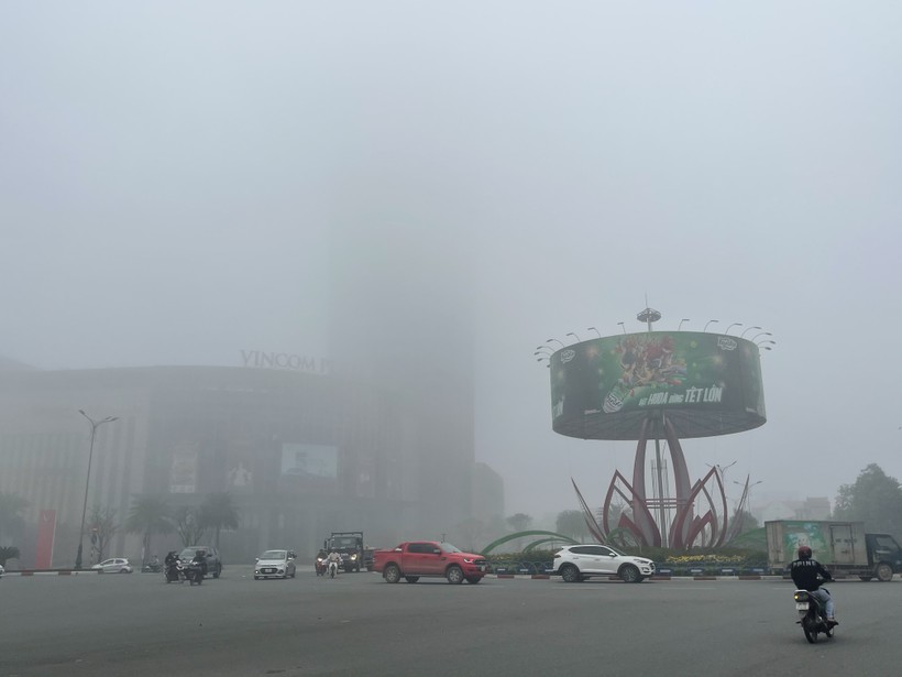 TP Hà Tĩnh bị sương mù bao phủ.