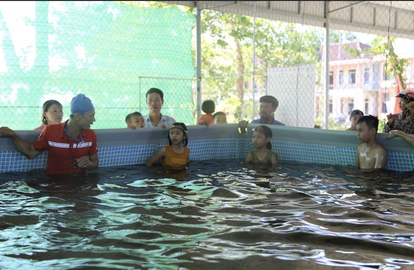 Huyện Thạch Hà (Hà Tĩnh) tổ chức dạy bơi cho học sinh trong dịp hè.