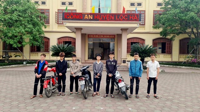 Nhóm "quái xế" lạng lách bị lực lượng chức năng huyện Lộc Hà triệu tập. 
