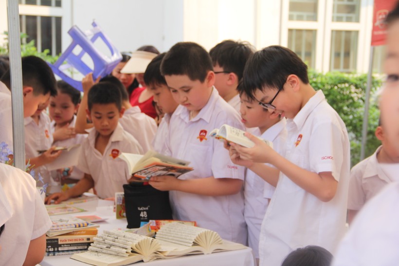 Học sinh iSchool Hà Tĩnh háo hức với các gian hàng sách.