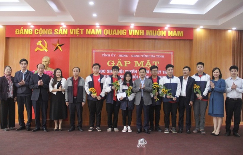 Lãnh đạo tỉnh Hà Tĩnh chúc mừng đội tuyển Hoá học Hà Tĩnh tham dự kỳ thi Học sinh giỏi quốc gia năm 2023 (ảnh tư liệu).