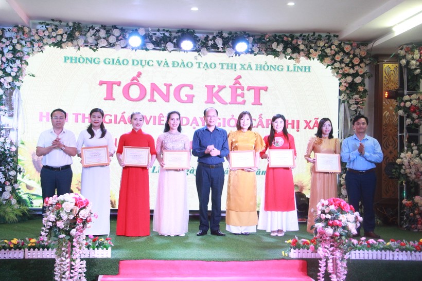 121 thầy cô được công nhận giáo viên dạy giỏi thị xã Hồng Lĩnh.