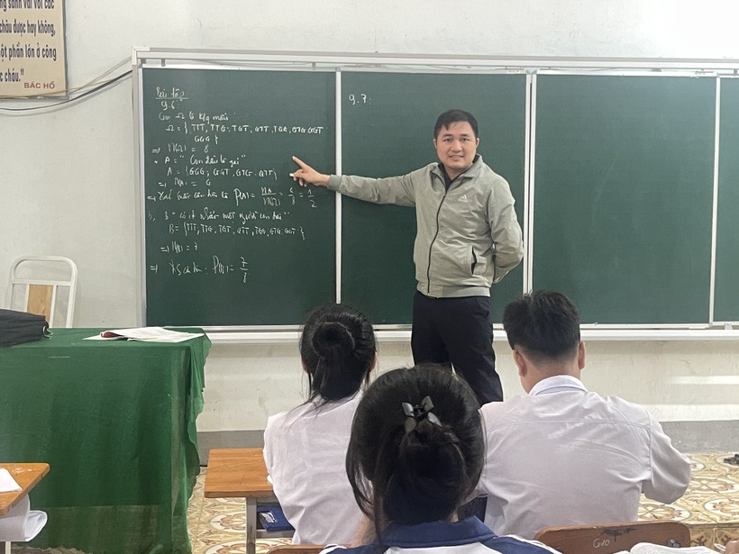 Học sinh lớp 12 trường THCS&THPT Dân tộc nội trú Hà Tĩnh ôn luyện.