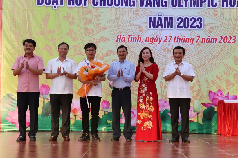 Lãnh đạo UBND tỉnh tặng hoa chúc mừng ngành Giáo dục Hà Tĩnh.