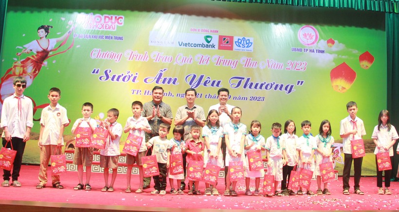 Báo GD&TĐ kết nối mang Trung thu đến sớm với trẻ em Hà Tĩnh