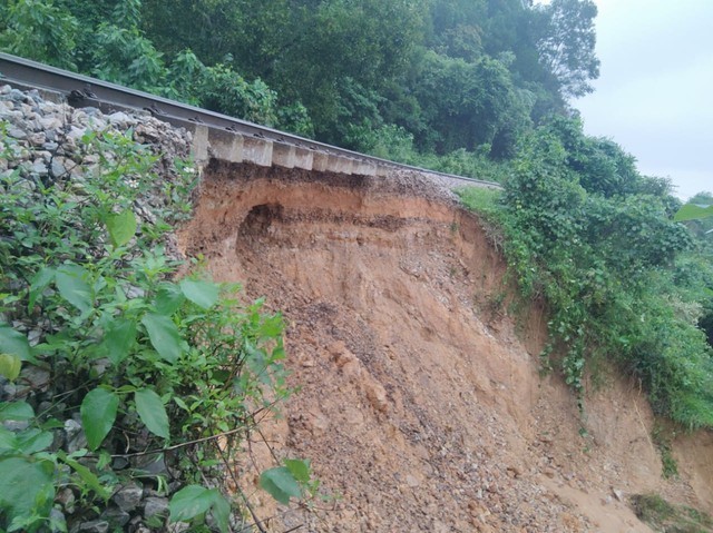 Tuyến đường sắt Bắc - Nam qua xã Đức Liên (Vũ Quang, Hà Tĩnh) bị sạt lở.