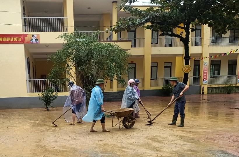Giáo viên đội mưa dọn dẹp trường lớp tại trường THCS Hương Lâm.