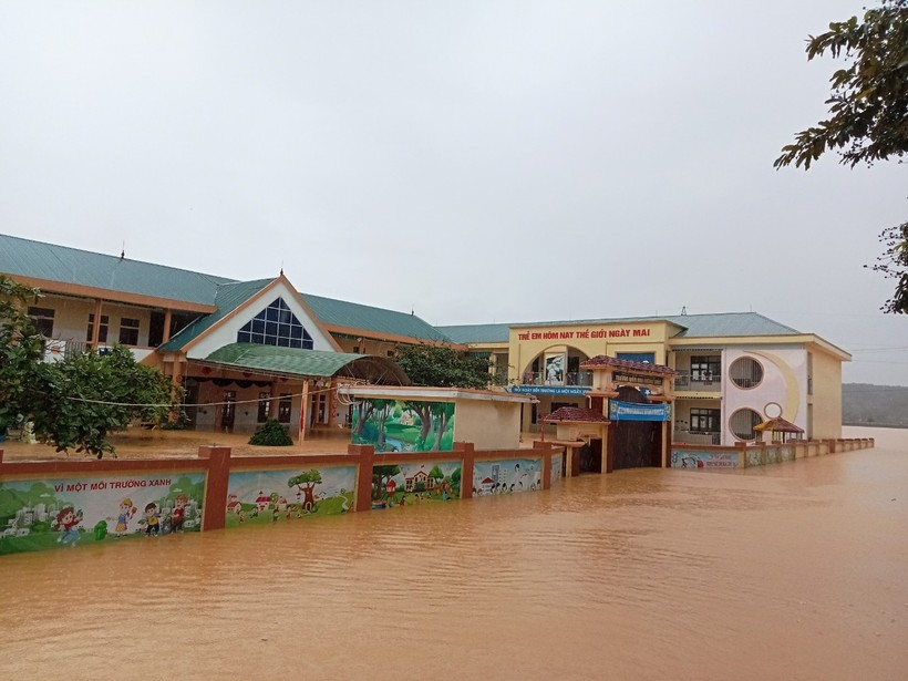 Trường Mầm non Hương Thủy (Hương Khê, Hà Tĩnh) bị ngập sâu trong nước.