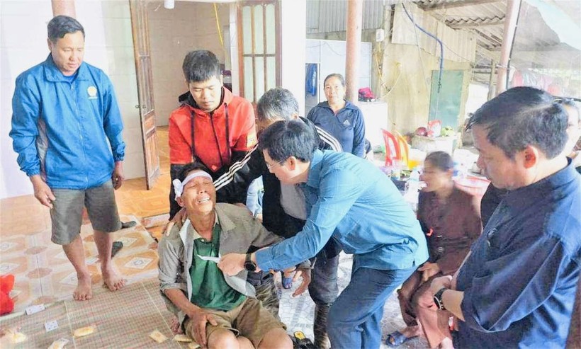 Lãnh đạo huyện Hương Khê đến thăm và động viên gia đình nam sinh lớp 8.