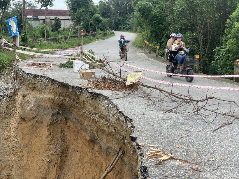 Sạt lở làm hư hỏng 2/3 tuyến đường miền núi Vũ Quang (Hà Tĩnh).