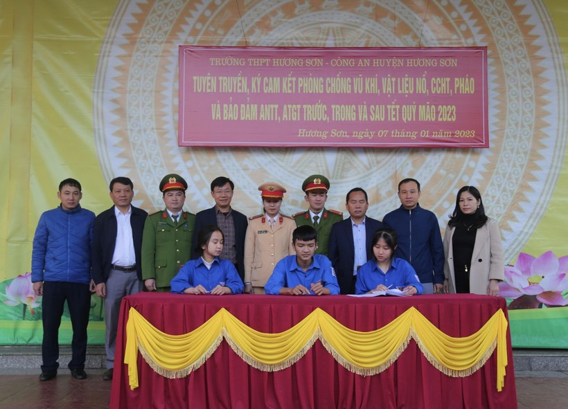 Học sinh Trường THPT Hương Sơn (Hà Tĩnh) ký cam kết phòng chống pháo nổ, vũ khí, đảm bảo ATGT trước, trong và sau dịp Tết.
