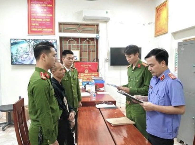 Cơ quan chức năng tống đạt Quyết định khởi tố và bắt tạm giam Nguyễn Hùng Cường ( Hương Sơn, Hà Tĩnh).