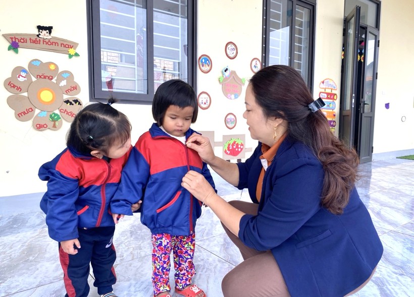 Giáo viên trường Mầm non Hương Liên ( huyện Hương Khê, Hà Tĩnh) giữ ấm cho trẻ khi đến trường.