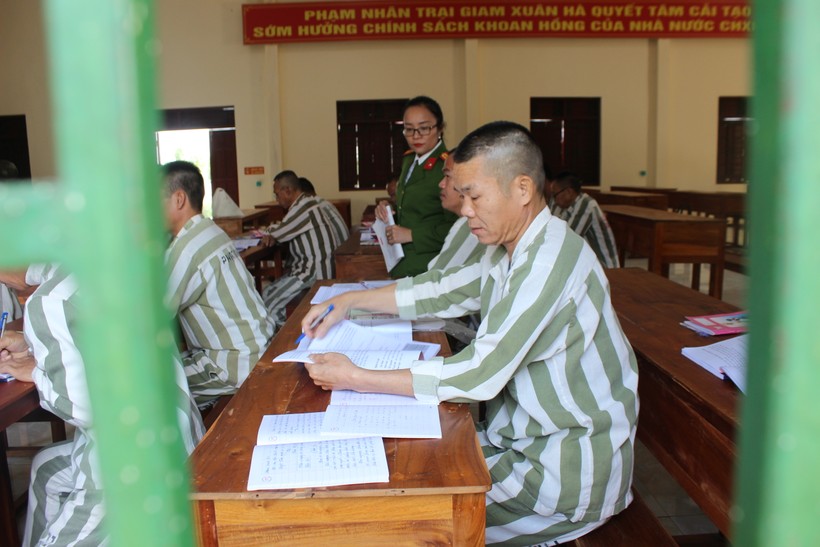 Lớp học xóa mù chữ cho phạm nhân tại Trại giam Xuân Hà.