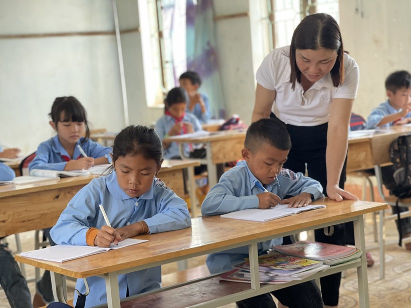 GV trường Tiểu học Hương Liên (Hương Khê, Hà Tĩnh) dạy học cho HS người Chứt.